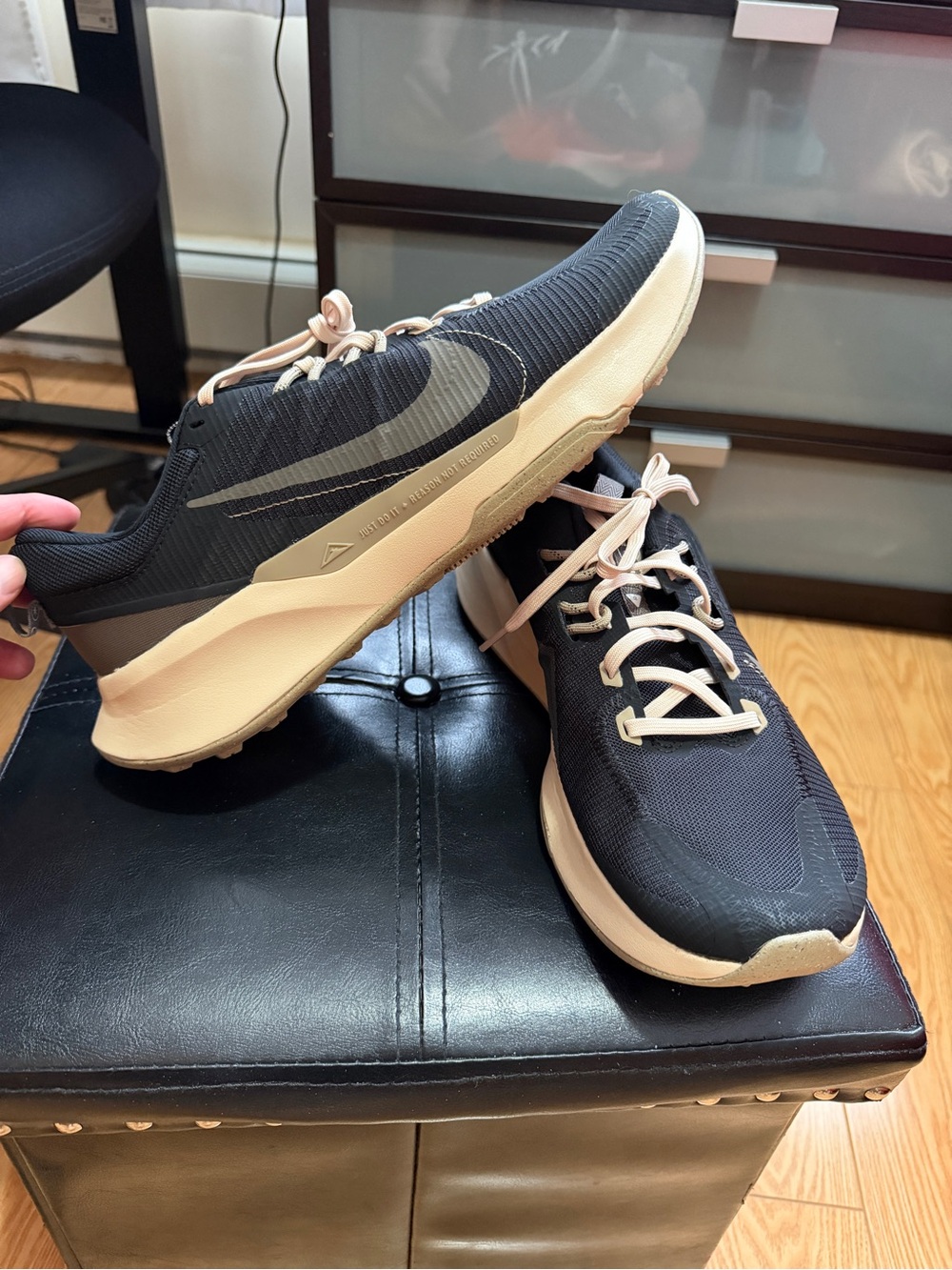 Nike Trail Men's Black and Cream Low-Top Athletic Sneakers